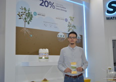 SNF Water Science is working on solutions to get rid of salt by cultivation in the ground. They are also testing solutions to do the same when growers are cultivating in substrate. Adrien Fistola with SNF shows the product Flobond LX50 Anti-Salt.